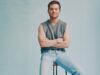 Joel Creasey não se parece mais com isso! Comediante australiano estreia ansioso pelo lançamento de seu novo programa de rádio