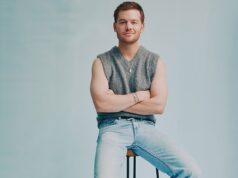 Joel Creasey não se parece mais com isso! Comediante australiano estreia ansioso pelo lançamento de seu novo programa de rádio