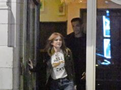 Isla Fisher se aproxima do jogador de futebol Larry Cohen enquanto ela volta ao cenário do namoro após se separar do marido Sacha Baron Cohen