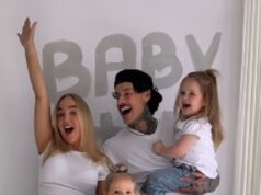 Helen Briggs, 30, e Chet Johnson, 35, do ex On The Seashore, anunciam que estão esperando seu quinto filho em seis anos, enquanto amigos famosos correm para parabenizar