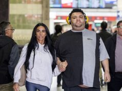 Katie Value dá as mãos ao filho Harvey enquanto eles saem da estação de trem em meio a alegações de que ‘as preocupações de sua família sobre seu relacionamento com Lee Andrews estão prejudicando seu casamento’