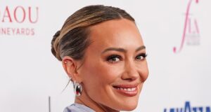 Hilary Duff mostra o peito lateral sem sutiã em um vestido MUITO ousado sem costas