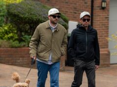 Scott Mills visto pela primeira vez desde que foi demitido pela BBC por alegação histórica de crimes sexuais graves enquanto passeava com o cachorro com o marido Sam Vaughan