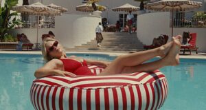 Emily Atack está deslumbrante em um maiô vermelho para a nova campanha da M&S – já que ela diz que está mais ‘frugal’ agora que tem um filho e uma hipoteca