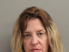 Madrasta desgrenhada de Lindsey Lohan vista em nova foto após prisão por ‘lançamento de faca’ em Michael Lohan