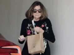 A atriz ganhadora do Emmy, 79 anos, que trabalhou com Rock Hudson e Peter Fonda é vista em um raro passeio… você consegue adivinhar quem?