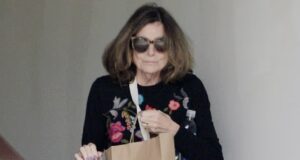 A atriz ganhadora do Emmy, 79 anos, que trabalhou com Rock Hudson e Peter Fonda é vista em um raro passeio… você consegue adivinhar quem?