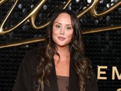 Charlotte Crosby surpreende com um minivestido marrom de bolinhas enquanto assiste à exibição repleta de estrelas de Michael