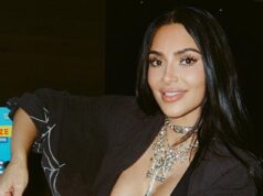Kim Kardashian ostenta o romance de Lewis Hamilton enquanto posta fotos de si mesma sentada no colo de um piloto de F1 no Coachella