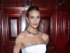 Rosie Huntington-Whiteley exala glamour ao sair com um vestido branco sem alças no evento da Tiffany & Co. em Nova York, após uma escapadela em família com o noivo Jason Statham