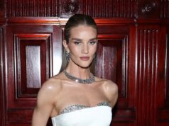 Rosie Huntington-Whiteley exala glamour ao sair com um vestido branco sem alças no evento da Tiffany & Co. em Nova York, após uma escapadela em família com o noivo Jason Statham