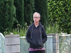 Andy Dick projeta uma imagem mais saudável enquanto toma um pouco de ar fresco do lado de fora da casa de recuperação após uma overdose quase deadly