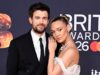 Os luxuosos preparativos finais do casamento de Jack Whitehall e Roxy Horner estão em andamento enquanto uma van cheia de flores chega à mansão rural de Cotswolds em meio a forte segurança