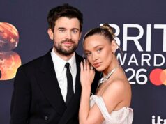Os luxuosos preparativos finais do casamento de Jack Whitehall e Roxy Horner estão em andamento enquanto uma van cheia de flores chega à mansão rural de Cotswolds em meio a forte segurança