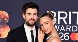 Os luxuosos preparativos finais do casamento de Jack Whitehall e Roxy Horner estão em andamento enquanto uma van cheia de flores chega à mansão rural de Cotswolds em meio a forte segurança