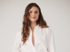 Laura Henshaw responde aplaudindo depois de ser criticada por amamentar seu filho recém-nascido diante das câmeras