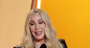 Cher, 79 anos, se relacionou com sua neta de 15 anos, dando-lhe uma olhada dentro de seu armário em Malibu e se abrindo sobre os meninos – depois de confirmar anos de rumores familiares, seu filho Elijah Allman tinha um filho secreto.