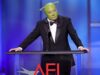 Mike Myers faz uma rara aparição pública vestido como Shrek para homenagear seu co-estrela Eddie Murphy no AFI Lifetime Achievement Awards