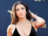Eva Longoria, 51, quase perde o vestido decotado na homenagem a Eddie Murphy enquanto modela uma única luva