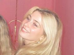 A filha de Claudia Schiffer, Clementine Vaughn, 21, prova que a maçã não cai longe da árvore, pois ela se parece muito com a supermodelo em fotos impressionantes