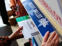 Trump assina ordem executiva limitando votação por correspondência antes das eleições de 2026 nos EUA