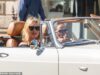 Kate Moss entrega-se ao seu amor por carros antigos enquanto é vista circulando por Londres em um clássico conversível britânico