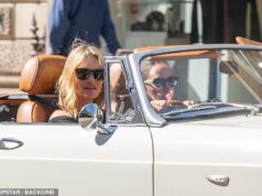 Kate Moss entrega-se ao seu amor por carros antigos enquanto é vista circulando por Londres em um clássico conversível britânico