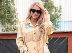 Sydney Sweeney senta nos ombros do namorado Scooter Braun enquanto o casal se aconchega no competition Stagecoach