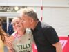 Gordon Ramsay dá um beijo de parabéns na bochecha de sua filha Tilly, enquanto Cynthia Erivo é ajudada por um membro da equipe enquanto lideram as estrelas que terminam a maratona de Londres