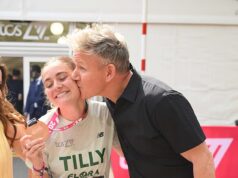 Gordon Ramsay dá um beijo de parabéns na bochecha de sua filha Tilly, enquanto Cynthia Erivo é ajudada por um membro da equipe enquanto lideram as estrelas que terminam a maratona de Londres