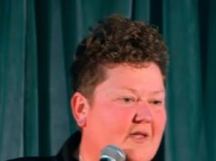 O comediante australiano entrega uma mensagem contundente aos ‘racistas’ que criticam a cerimônia de boas-vindas ao país – depois que os questionadores vaiaram os anciãos das Primeiras Nações durante os serviços religiosos do amanhecer do Dia Anzac