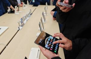 Ações da Apple caem 4% após relatos de atrasos no iPhone dobrável