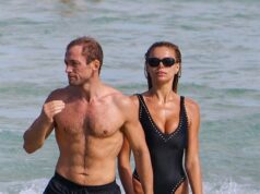 Taron Egerton sem camisa recria a cena icônica de Bond enquanto emerge do mar com a namorada estrela de Baywatch, Brooks Nader, em traje de banho, em meio a sua oferta para o papel de 007