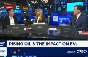 A procura de veículos eléctricos está a receber um impulso com a guerra do Irão – tal como os gigantes do sector automóvel voltam aos motores de combustão