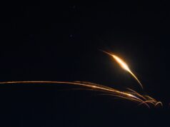 Países do Golfo lutam para interceptar mísseis horas após acordo de cessar-fogo EUA-Irã