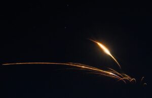 Países do Golfo lutam para interceptar mísseis horas após acordo de cessar-fogo EUA-Irã