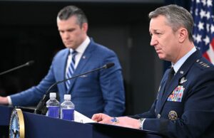 Os primeiros navios passam pelo Estreito de Ormuz desde o cessar-fogo Trump-Irã, mas o tráfego permanece baixo em meio à confusão