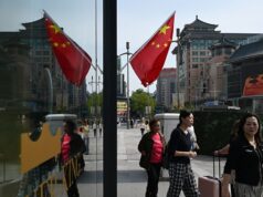 O crescimento económico da China acelera para 5% no primeiro trimestre, superando as expectativas, graças às exportações robustas