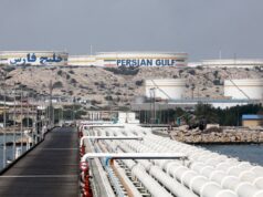 Petróleo Brent ultrapassa US$ 104 por barril após relato não confirmado. O principal negociador do Irã renunciou