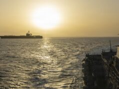 Dois navios atacados no Estreito de Ormuz, diz o Reino Unido, depois que os EUA estendem o cessar-fogo com o Irã