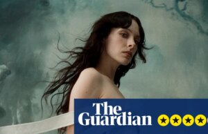 Crítica de Holly Humberstone: Merciless World – A favorita de Taylor Swift troca a melancolia gótica pelo brilho pop
