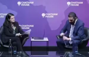 Assista: Presidente sírio luta para abrir garrafa de água durante evento no Reino Unido enquanto anfitriã ajuda, vídeo se torna viral