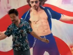 Enrique Arce faz pose de Shah Rukh Khan durante visita a Mumbai