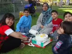 A polícia do Reino Unido procura um escritor anônimo para resolver o mistério de uma mãe e cinco filhos de 13 anos mortos em um incêndio em uma casa