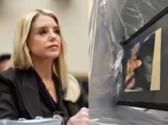 Retrato de Pam Bondi encontrado em uma lata de lixo um dia depois de Trump demiti-la do cargo de procuradora-geral