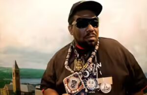 Afrika Bambaataa, que ajudou a moldar o hip-hop e se tornou um DJ famoso