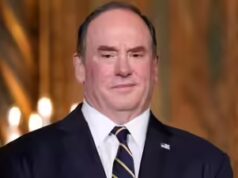 Por que Trump “demitiu” abruptamente o secretário da Marinha dos EUA em meio ao bloqueio de Ormuz? O que os relatórios afirmam