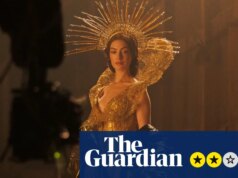 Crítica de Mom Mary – Anne Hathaway e Michaela Coel estão perdidas em um drama ridículo de estrela pop