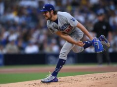 O vencedor do Cy Younger, Trevor Bauer, assina com Lengthy Island Geese