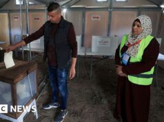 Palestinos na Cisjordânia e alguns em Gaza votam nas eleições locais